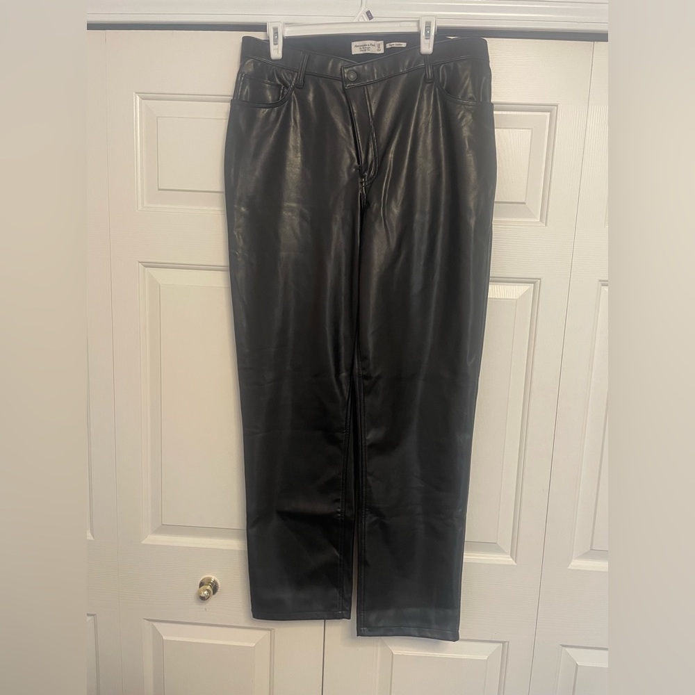Criss-Cross Waistband Vegan Leather 90s Straight Pant 33L